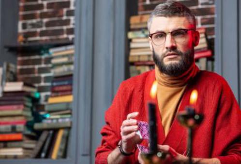 Medyum Erhan: intu&#239;tieve gids in liefde, energie, healing &amp; toekomst – in Turks &amp; Engels.